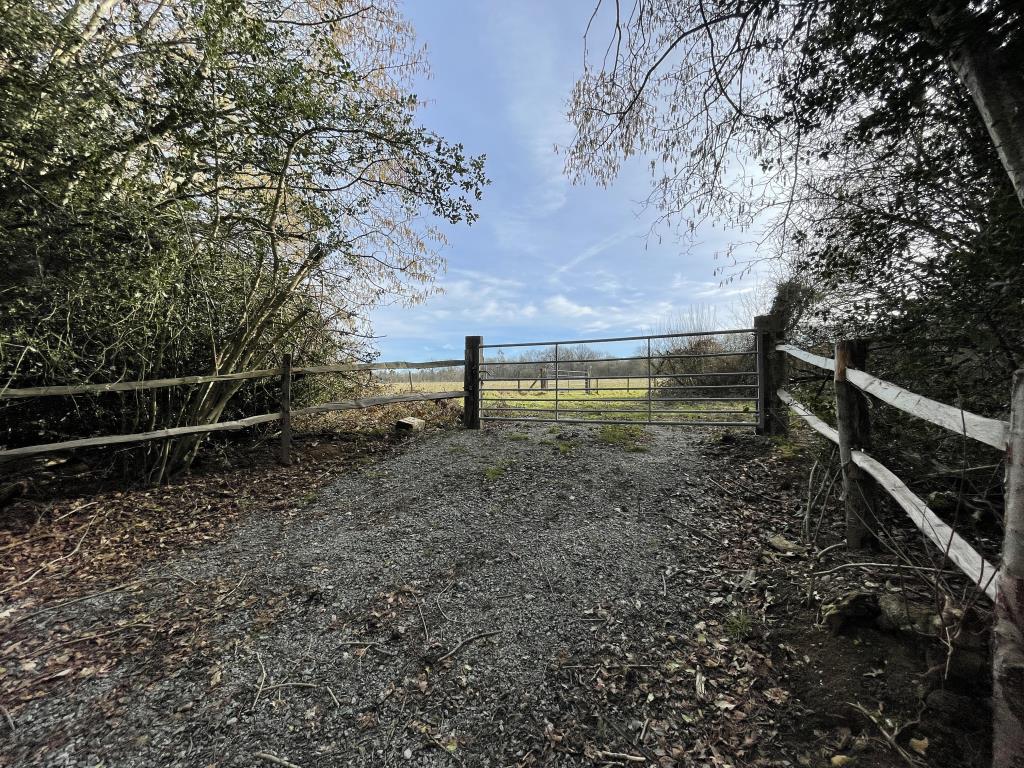 Lot: 65 - GRAZING LAND AND PART WOODLAND EXTENDING TO 5.5 ACRES - Additional photo of land in Sevenoaks by auction